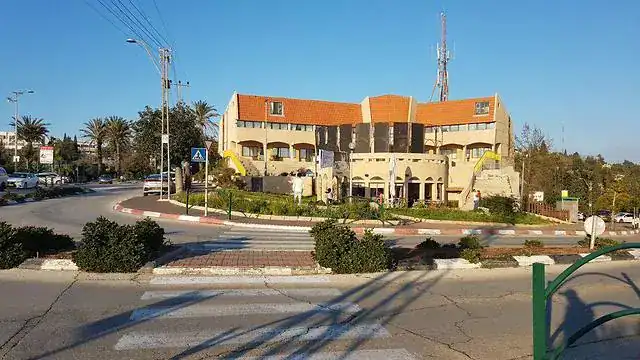 מנעולן באלפי מנשה – צומת בלב היישוב
