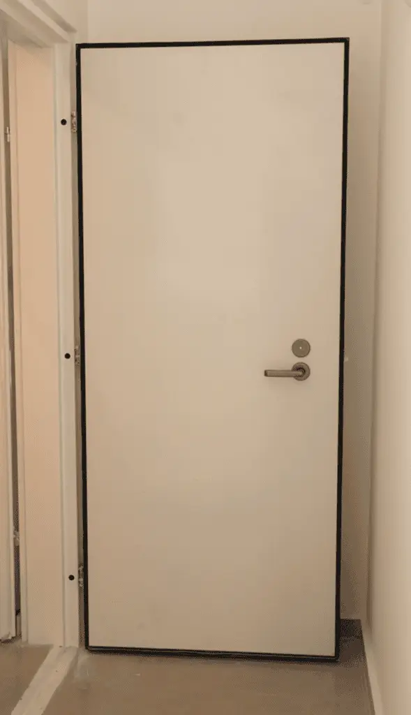 תיקון דלת ממ"ד על ידי מנעולן מוסמך