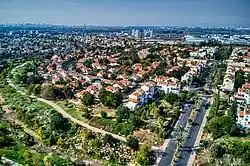 מנעולן בראש העין – נוף אווירי של שכונות העיר