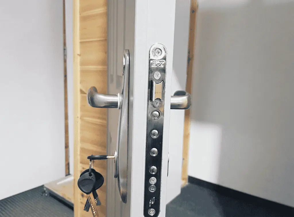 החלפת מנגנון דלת חוסם